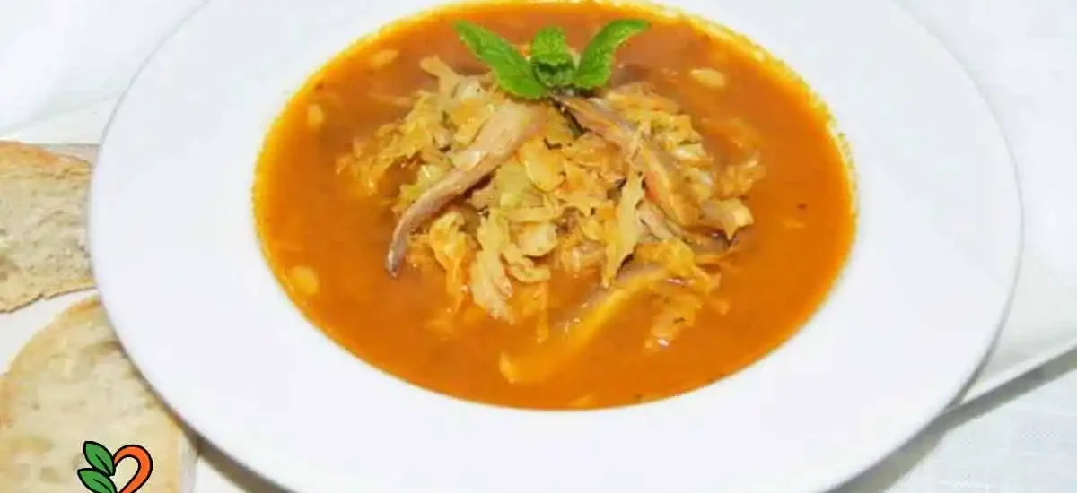 Sopa de repollo con setas y piñones