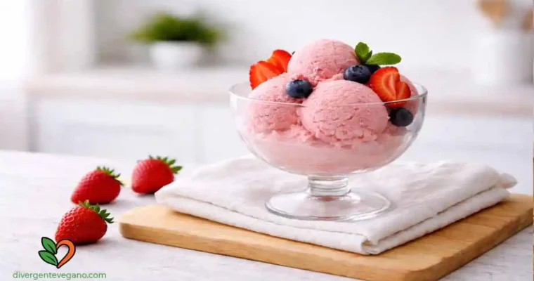 Helado vegano de fresa cremoso (sin máquina de hacer helados)