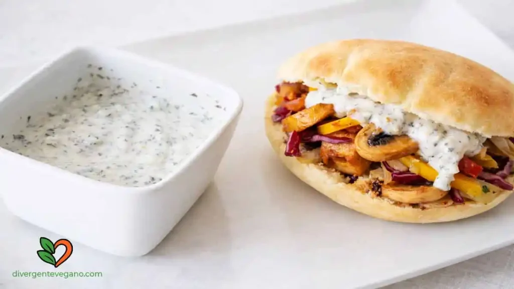 pan de pita con relleno de champiñones y tofu con salsa de yogur