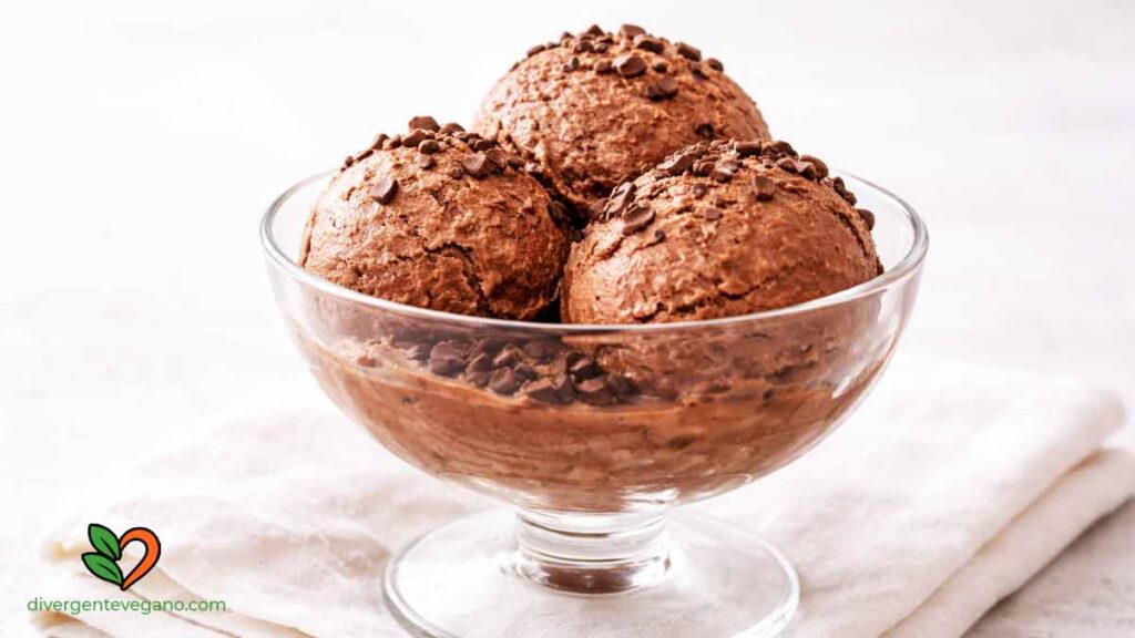 Helado de chocolate y plátano vegano